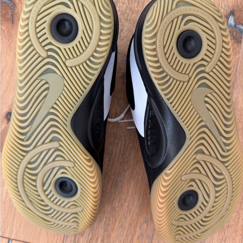 Nike Black and White volleyball court shoes - Picture 7 of 14